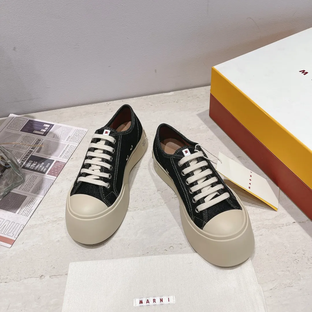 👟👟Ex-factory price 480👟👟Marni classic Mona fat-toe thick-soled shoes [Rose] Latest colorful double-cover packaging [Rose] Mainly recommended single product Cute and cute one, cute and fashionable taste, very good-looking on the feet ❗ Tired of regular white shoes, a pair of these thick-soled big-toe shoes can satisfy daily wear and full of street style. ————————- Upper: cowhide lining: crystal sheepskin. Outsole: The correct version of the outsole! The color is beige, not completely white. The bottom is 5cm thick. Number of yards: 35-39 (34.40 yards are custom-made and cannot be returned or exchanged)